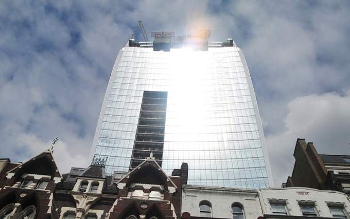 摩天大楼融化汽车