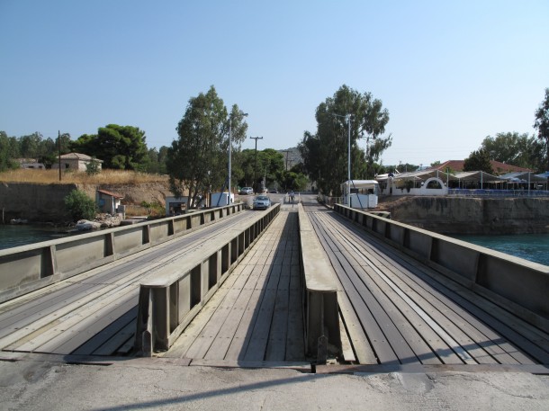 潜水器在科林斯运河桥梁,Greece-1