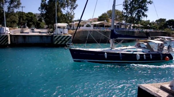 潜水器在科林斯运河桥梁,Greece-3