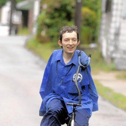 没有手臂的人骑自行车