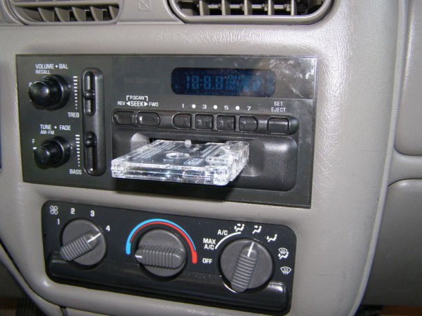 3.假盒式胶带汽车立体声小工具可以使您保持安全安全