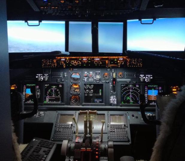 人创造了驾驶舱在他的孩子的房间