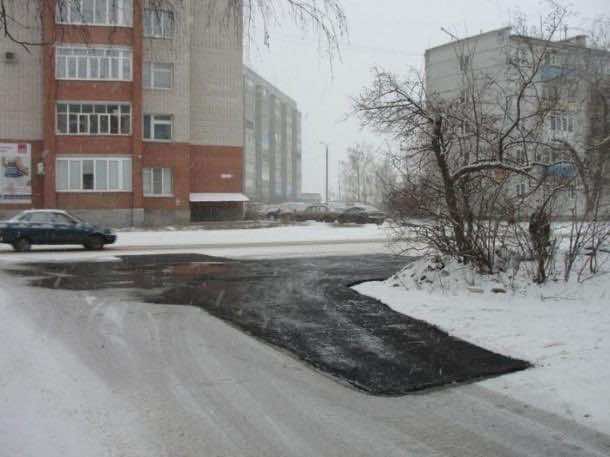 在雪地上铺沥青