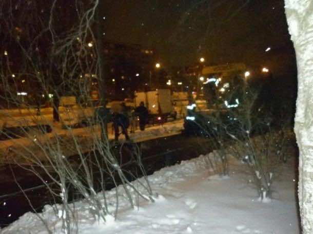 在雪地上铺沥青