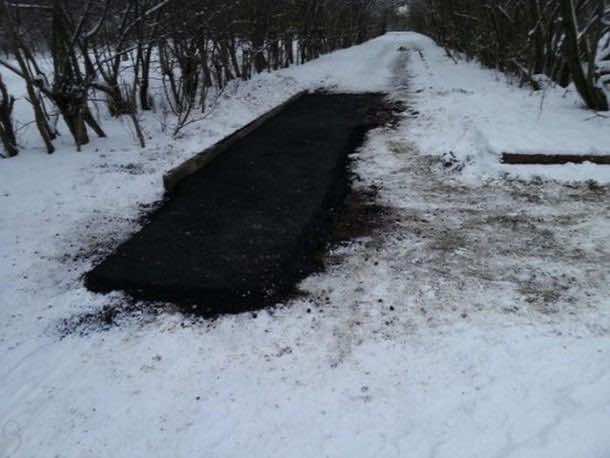 在雪地上铺沥青