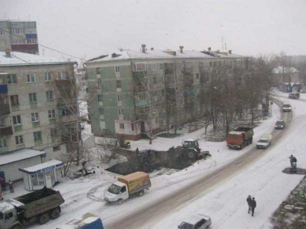 在雪地上铺设沥青