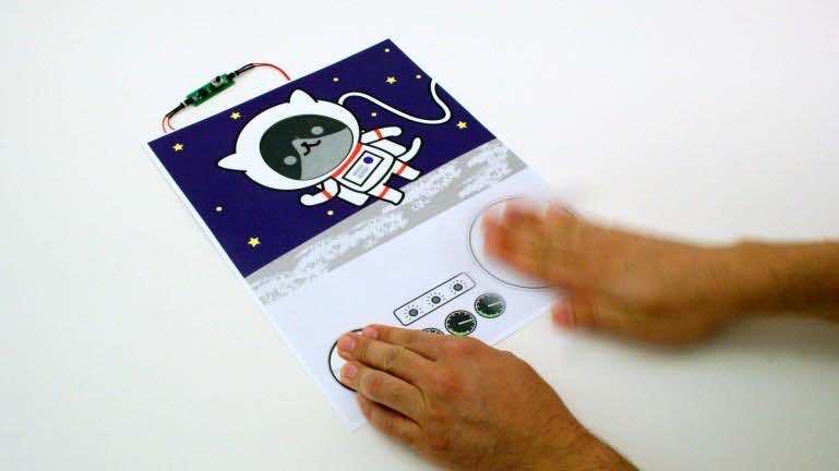 电子书阅读器使用纸发电机的电源