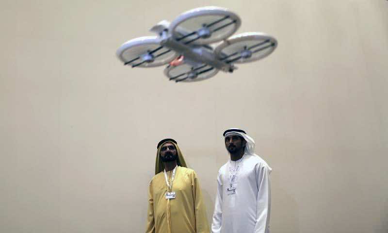 阿拉伯联合酋长国的总理,迪拜酋长穆罕默德。本。拉希德的统治者和他的儿子迪拜王储谢赫•哈姆丹•本•穆罕默德宣称手表一个无人机无人机在未来虚拟展览,在迪拜