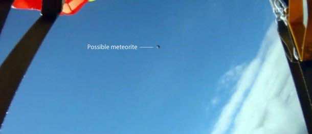 黑暗飞行中的陨石