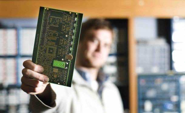 电气工程和音乐专业瑞安·汤普森（Ryan Thompson）的环境肖像。