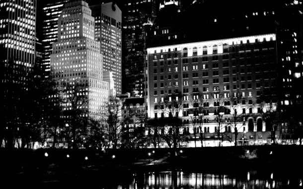 晚上广场上反映了池塘