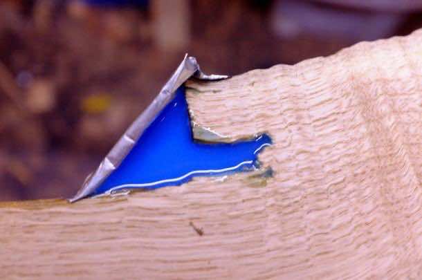 在黑暗中发光的木架子