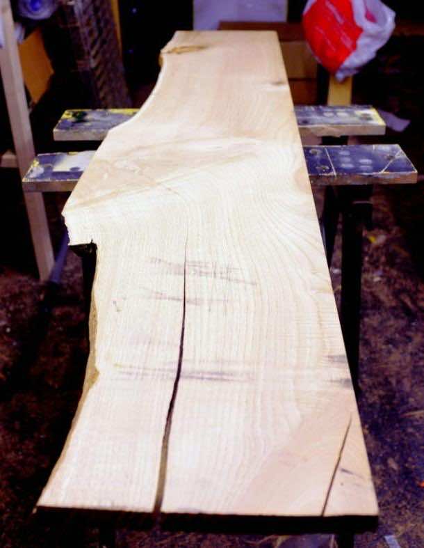 在黑暗中发光的木架子