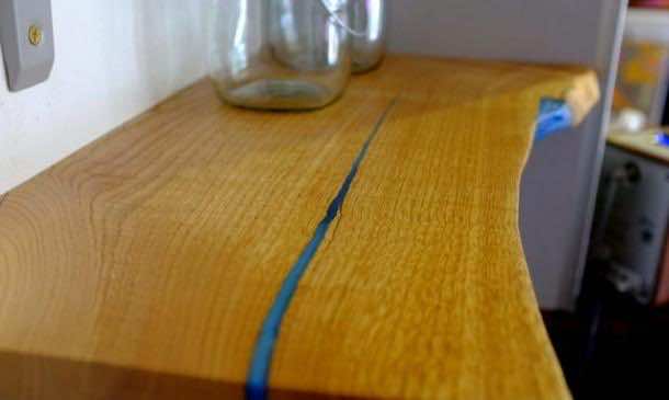 在黑暗中发光的木架子