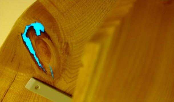 在黑暗中发光的木架子