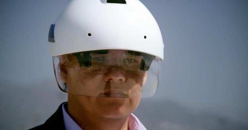 在工作场所使用AR -智能头盔DAQRI3