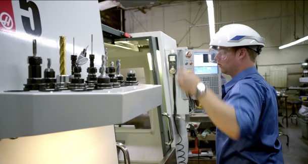 利用增强现实在工作场所-智能头盔由DAQRI4