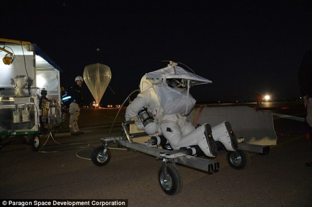 b谷歌高管打破了菲利克斯·鲍姆加特纳跳伞的最高纪录