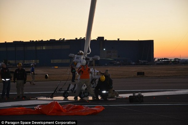 高级执行官打破了菲利克斯·鲍姆加特纳跳伞的最高纪录