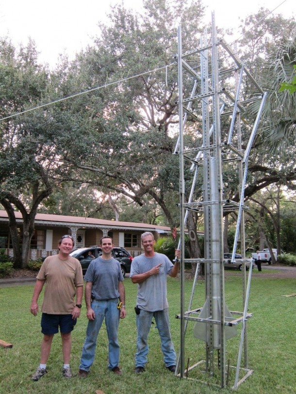 自制火箭达到121000英尺的高度