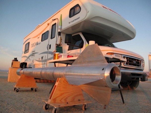 自制火箭达到121000英尺17的高度