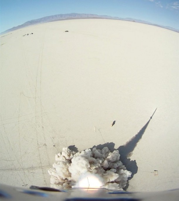 自制火箭达到121000英尺24的高度