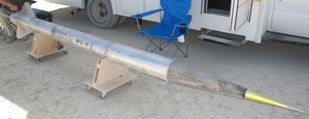 自制火箭达到121000英尺9的高度