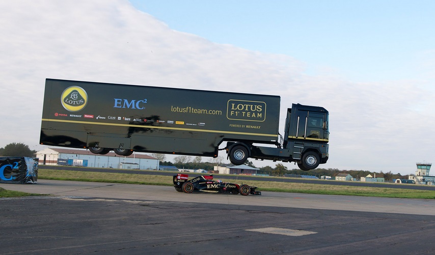 卡车跳过了汽车