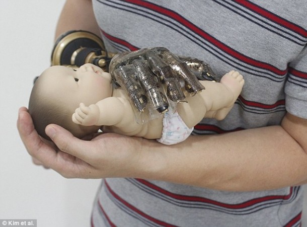 智能皮肤假肢手