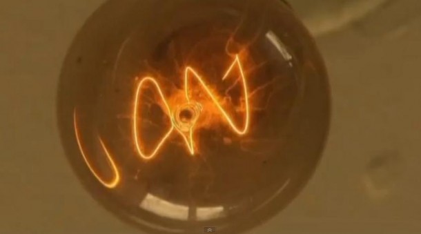 这是世界上最长的燃烧的灯泡——113年,计算4