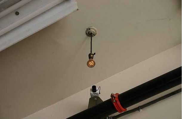 这是世界上最长的燃烧的灯泡——113年,计数