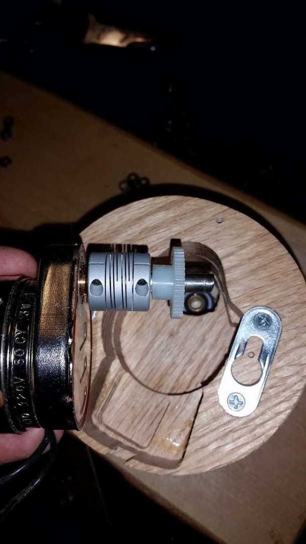 查看由自行车零件制成的时钟6