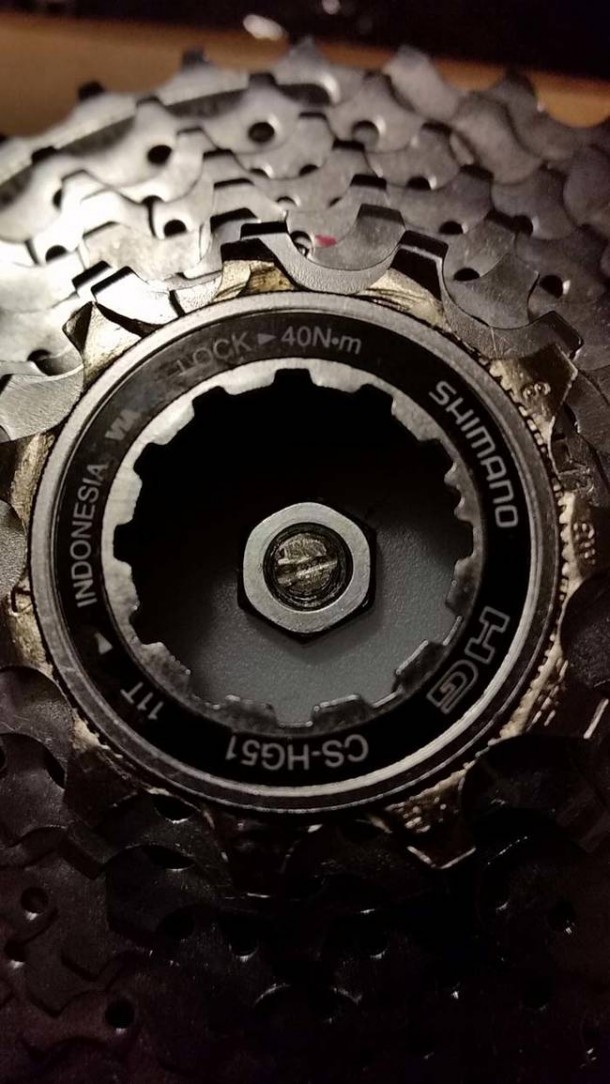 查看由自行车零件制成的时钟8