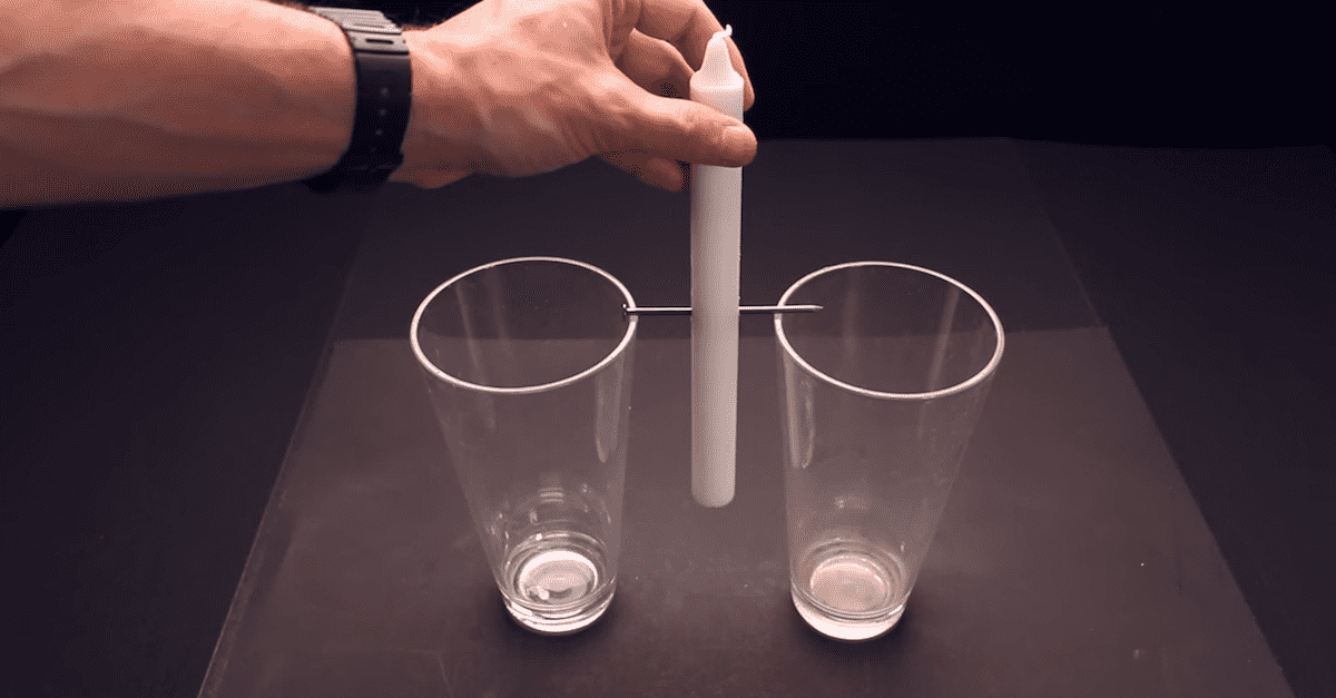 两杯之间的蜡烛