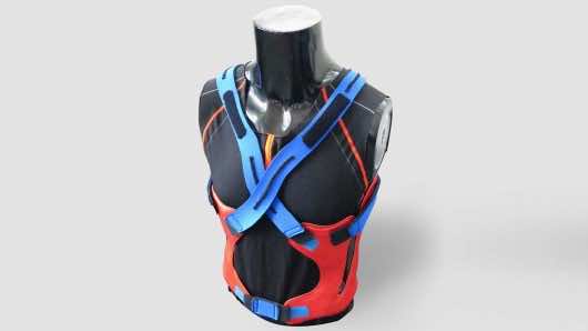 Carejack背心使您可以举起重负荷