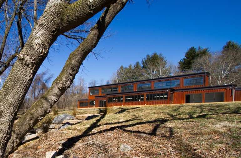 烟雾缭绕的公园晚餐俱乐部,餐厅由集装箱