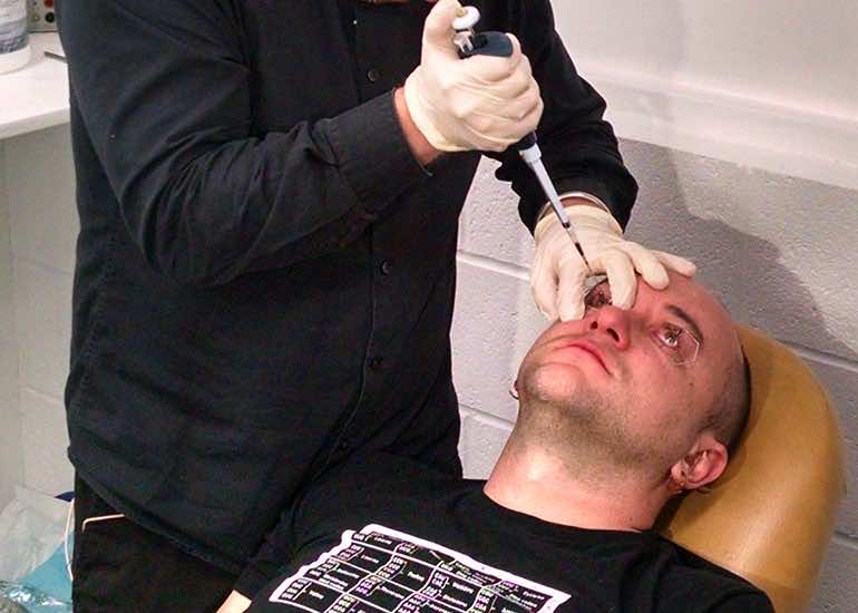 这些眼药水传授临时夜视