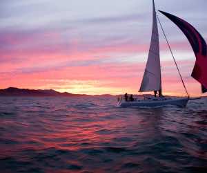 黄昏时分，美国加利福尼亚州，旧金山湾的帆船