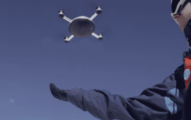 这个相机无人机被扔在空气中工作7