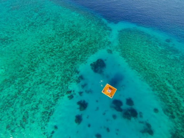 这家漂浮的酒店下面藏着什么东西