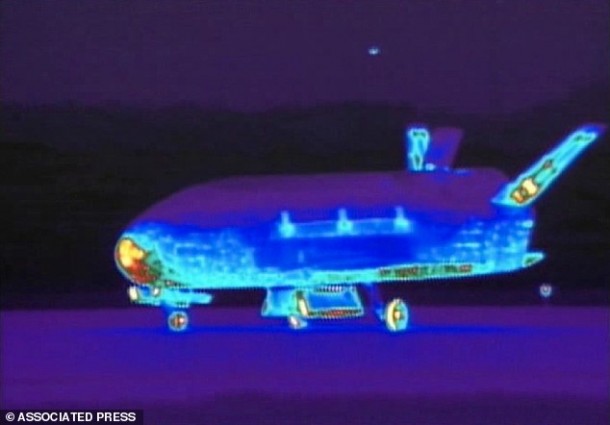 今年6月16日,2012文件图像视频available by the Vandenberg Air Force Base shows an infrared view of the X-37B unmanned spacecraft landing at Vandenberg Air Force Base.  The purpose of the U.S. military's space plane is classified, only fueling speculation about why it has been orbiting Earth for nearly two years on this, its third mission. The plane is expected to land this week at a Southern California Air Force base.(AP Photo/Vandenberg Air Force Base, File)