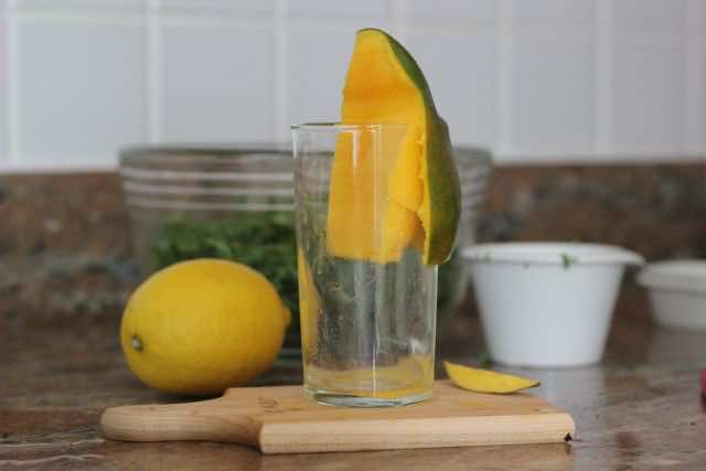 用玻璃削芒果皮