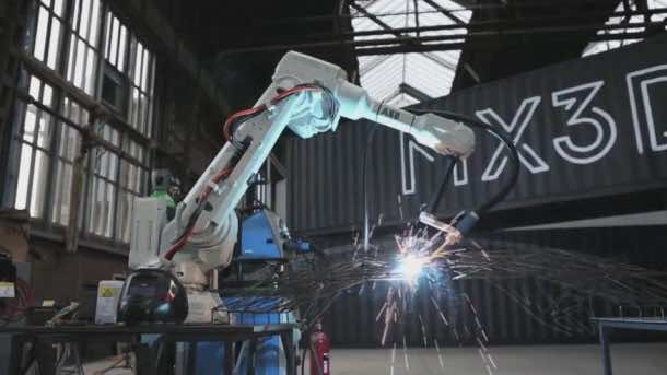 3D打印机打印阿姆斯特丹运河上的一座桥