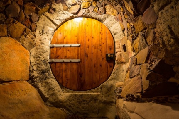 蓝山惊人的崖顶洞穴之家