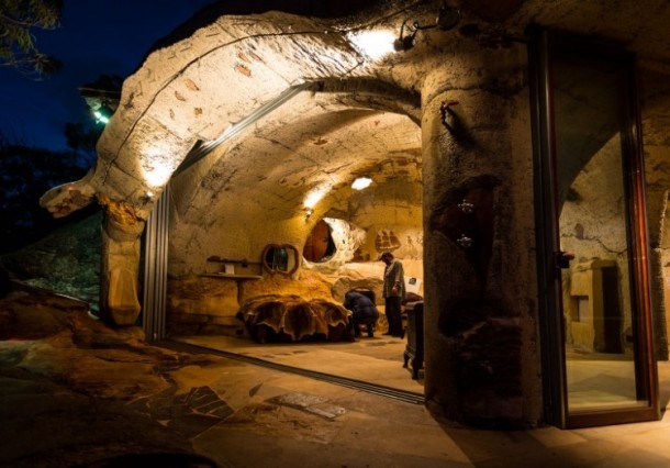 蓝山惊人的崖顶洞穴之家