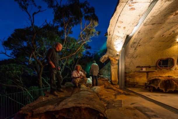 蓝山惊人的崖顶洞穴之家