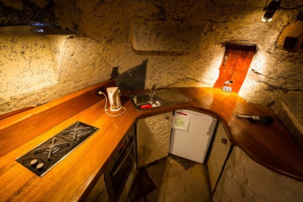 蓝山惊人的崖顶洞穴之家