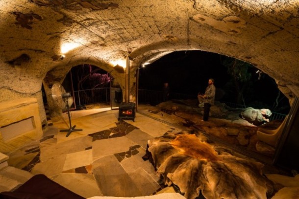 蓝山惊人的崖顶洞穴之家