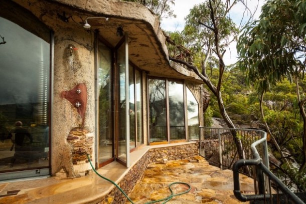 蓝山惊人的崖顶洞穴之家