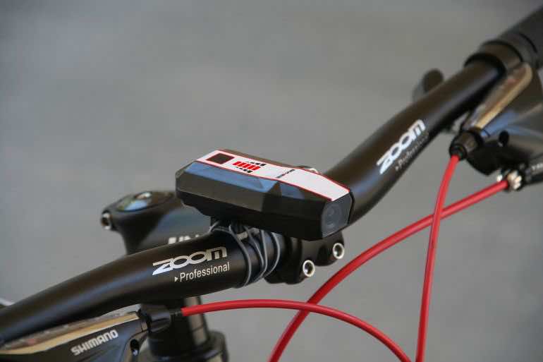 Byxee通过扫描他们前面的扫描道路来确保骑自行车的人安全2